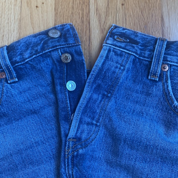 Levi’s 501 cut off shorts. Size 28. - Picture 7 of 7